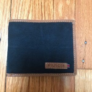 NWOT TOMMY HILFIGER NAVY FABRIC/TAN DBL BILLFOLD